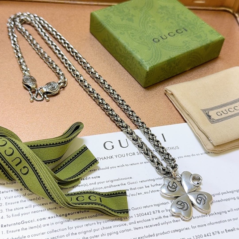 G*u*i necklaces